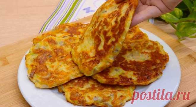 2 кабачка + 2 моркови = сочные оладьи | Ням-ням Пульс Mail.ru Рецепт и ингредиенты: натереть 2 моркови (150 г), нашинковать половину луковицы. Добавить щепотку соли. Залить кипятком на 5 минут. Очистить 2 кабачка (550 г), натереть на крупной терке, посолить...