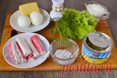 Салат с крабовыми палочками, ананасом, сыром и яйцом