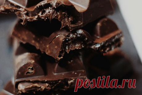 Женщина откусила кусочек «Сникерса» и нашла в нем крысиный зуб. Жительница города Сатилло Пэйтон Дэвис, штат Миссури, в ноябре 2023 года купила «Сникерс» в сетевом дисконт-магазине Family Dollar. Когда она укусила батончик, она почувствовала что-то твердое и даже повредила десну. Когда она отнесла находку стоматологу, он предположил, что перед ним крысиный зуб.