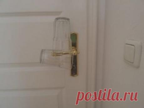 Заехав в номер гостиницы, обязательно повесьте на ручку стакан - ДЛЯ ВСЕХ И ОБО ВСЕМ