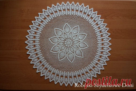 Большая салфетка крючком с ананасовыми мотивами