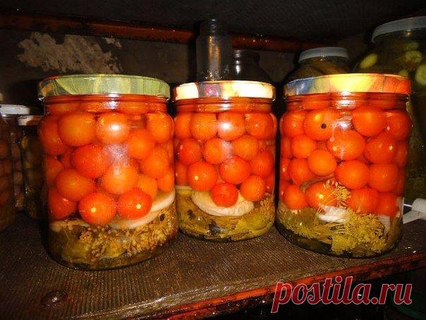 Помидоры черри

Продукты:
На 1 литровую банку:
1/2 лист хрена,
зонтик укропа,
1 ветка петрушки, 
пару колечек острого перца,
1 луковица,
перец горошком,
лаврушка.

Приготовление:
Укладываем помидорки, заливаем кипятком, даем постоять 30 минут.
Сливаем в кастрюлю и делаем рассол: 1 ст. ложка соли без верха, 3 ст. ложки сахара без верха и 20 грамм яблочного уксуса.
Довести до кипения, залить помидоры, закатать.