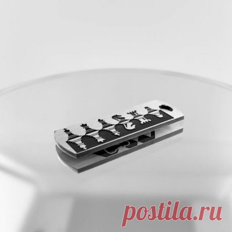 Шахматы – это игра королей. Сложная и в ту же минуту изящная и простая игра. В ней очень важно уметь концентрироваться и просчитывать ходы противника. 

Такая серебряная подвеска отлично будет концентрировать своего владельца на поставленной цели.
На обратной стороне рекомендуем запечатлеть свой будущий рекорд!😉
Серебро 925. Подвеска-кулон с изображением шахматных фигур. Все изделия делаются на заказ! Цены от 5000 р и зависит от комплектации. По времени 1-2 дня. Для заказ...