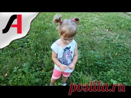 Гадание на ромашке любит не любит. Дочка гадает на любовь. ))