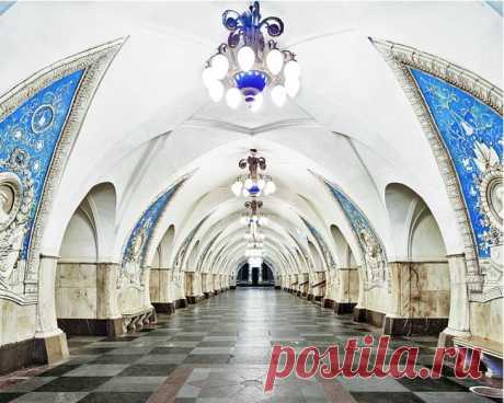Фотограф показал всю роскошь московского и питерского метро без людей