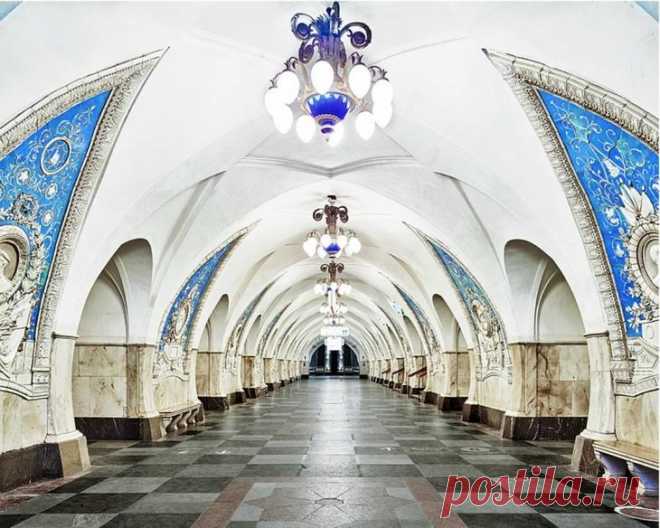 Фотограф показал всю роскошь московского и питерского метро без людей