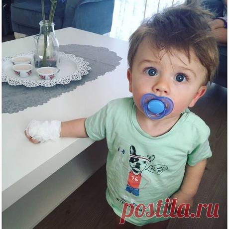 Скажите, откуда я взялся?Я всем задавал вопрос.А дедушка мне ответил:– Нам аист тебя принес.А бабушка мне сказала:– В капусте тебя нашли.А дядя шутил: – С вокзала. В корзинке тебя принесли.Я знаю, неправда это,Мама меня родила,Я только не знаю ответа,Где мама меня взяла.Сестра на меня ворчала:– Ты голову всем вскружил.А я начинал сначала:– А где я до мамы жил?Никто это тайну из взрослых. Мне так объяснить и не смог.Лишь мама ответила просто:-ТЫ ЖИЛ В МОЕМ СЕРДЦЕ, СЫНОК!