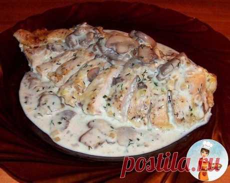 Куриные грудки в сметане с грибами, вкуснятина :)
Ингредиенты:
Картофель 7 штук
Куриная грудка 3 штуки
Репчатый лук 1 головка
Сметана по вкусу
Кетчуп по вкусу
Соль по вкусу
Перец черный молотый по вкусу
Приготовление:
1. Порежьте филе некрупными кусочками, а картофель соломкой. Приготовьте заправку, смешав сметану и кетчуп в равных долях. Лук мелко нашинкуйте и обжарьте в горячем масле до золотистого цвета.
2. Разогрейте духовку до 180 градусов. Выложите в огнеупорную форму лук, картошку, св