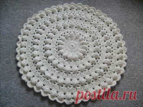 Симпатичные уютные коврики из пряжи и трикотажа! (идеи и схемы)