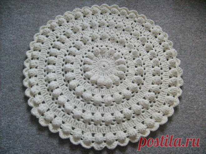 Симпатичные уютные коврики из пряжи и трикотажа! (идеи и схемы)
