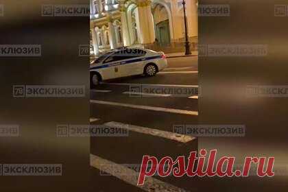 В центре Петербурга трех девушек запрягли в карету вместо коней. На Дворцовой площади в центре Санкт-Петербурга полицейские задержали мужчину и трех девушек, которых запрягли в карету вместо лошадей для съемки клипа. Соответствующее видео публикует Telegram-канал «78 новости». На кадрах видно, как в упряжке кареты идут три девушки на каблуках.