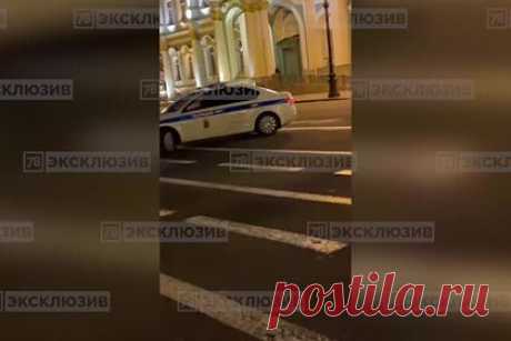 В центре Петербурга трех девушек запрягли в карету вместо коней. На Дворцовой площади в центре Санкт-Петербурга полицейские задержали мужчину и трех девушек, которых запрягли в карету вместо лошадей для съемки клипа. Соответствующее видео публикует Telegram-канал «78 новости». На кадрах видно, как в упряжке кареты идут три девушки на каблуках.