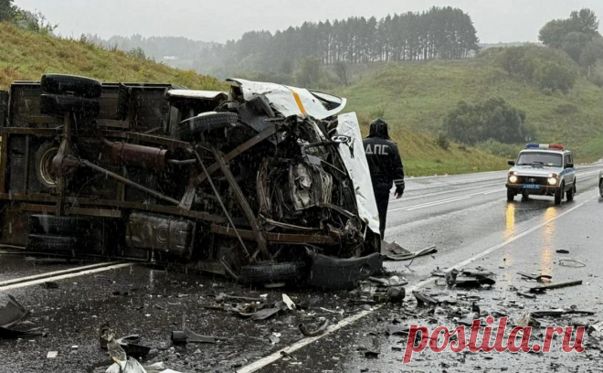 Два сотрудника ФСИН погибли в ДТП в Орловской области. Четверо человек погибли и еще четверо получили ранения в результате столкновения автомобилей «Лада Веста» и «Газель» на 402-м км федеральной трассы М-2 «Крым», сообщила пресс-служба УМВД по Орловской области.