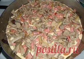 Пицца за 5 минут!
Очень быстрая и вкусная пицца. Справится даже ребенок
Ингредиенты: 
- Яйцо - 2 шт 
- Майонез - 4 ст. л.
- Сметанa - 4 ст. л.
- Мука (без горки) - 9 ст. л.
- Сыр
- Колбаса
- Грибы (По желанию)
- Помидор
Приготовление:
Смешать яйцо, муку, сметану, майонез. Тесто получается жидкое, как сметана.
Тесто вылить на сковороду и уже сверху положить любую начинку. У меня сосиски, потом чуть копченой колбасы, слегка прожаренные грибы.Сверху помидоры.
Сделать сеточку из майонеза и засып