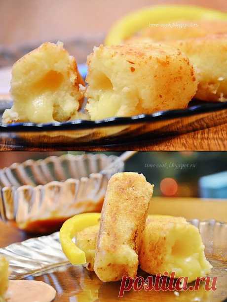 Картофельные котлетки с сыром и жареным луком.