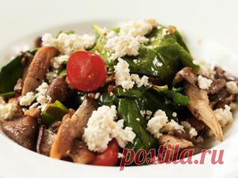 Салат из творога с молодым шпинатом, помидорами и вешенками под пряным соусом, рецепт с фото от Простоквашино