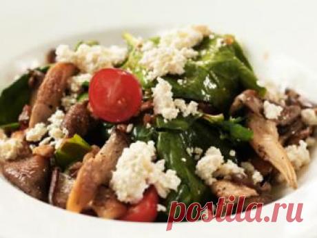 Салат из творога с молодым шпинатом, помидорами и вешенками под пряным соусом, рецепт с фото от Простоквашино