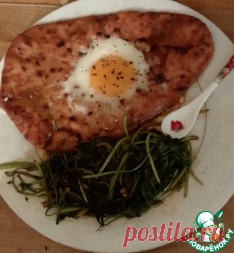 Яйца &quot;в корзине&quot; с копчёным шпинатом. Блюдо &quot;яйца в корзине&quot; в данном случае подается с лимонно - копчёным шпинатом, что и делает его сытным и полноценным. В качестве&quot;корзины&quot; я брала восточный хлеб пешвари наан, но можно вполне обойтись ломтиками обыкновенного белого хлеба. Готовится блюдо быстро и в одной посуде.