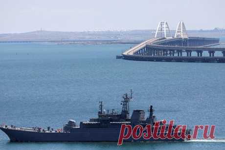 В России отреагировали на планы Украины продолжать атаки на Крымский мост. Заявление министра обороны Украины Алексея Резникова о планах Киева продолжать атаковать Крымский мост похоже на блеф. Так на слова политика в разговоре с «Лентой.ру» отреагировал первый заместитель председателя комитета Совета Федерации по международным делам Владимир Джабаров.