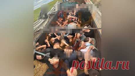 Под Одессой обнаружили грузовик с уклонистами. &quot;КамАЗ&quot; с 42 военнообязанными, который ехал в Приднестровье, задержали в Станиславке Одесской области. Об этом сообщает украинское издание &quot;Страна.ua&quot;. На опубликованном фото видны мужчины, сидящие в кузове со ...