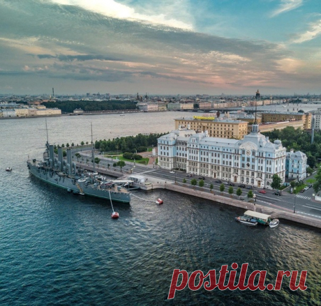 Военно-морские учебные заведения переедут из Петербурга в Кронштадт 

В Кронштадт переместят все военно-морские учебные заведения и создадут военный городок. За счет этого население города может увеличиться вдвое. Нереализованный в течение десяти лет проект все-таки был найден и одобрен, получив подпись президента, сообщает «Фонтанка». 

Идея создания единого флотского вуза появилась еще в 2008 году. Меморандум подписали тогдашний губернатор города Валентина Матвиенко, мин...