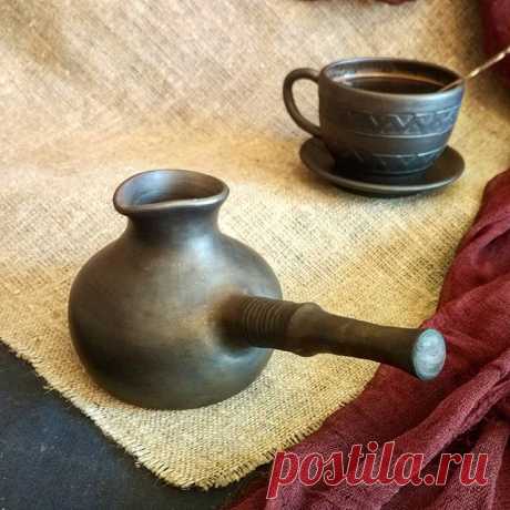 Привет, друзья) ♨Глиняная турка для настоящего кофе♨. Крупнячок для любителей много кофе или большой семьи👪. А еще кофейная пара☕. Турка продана! #gonchar_master_подзаказ . Чернолощеные красавицы💖.
⚡️Турку можно использовать на любой плите (кроме индукционной), а также на углях или, для любителей экзотики, в горячем песке!.
⚡️Чернолощение (чернодымление) улучшает термостойкость посуды, что снижает риск растрескивания посуды при нагревании практически до нуля.
⚡️Только в ...
