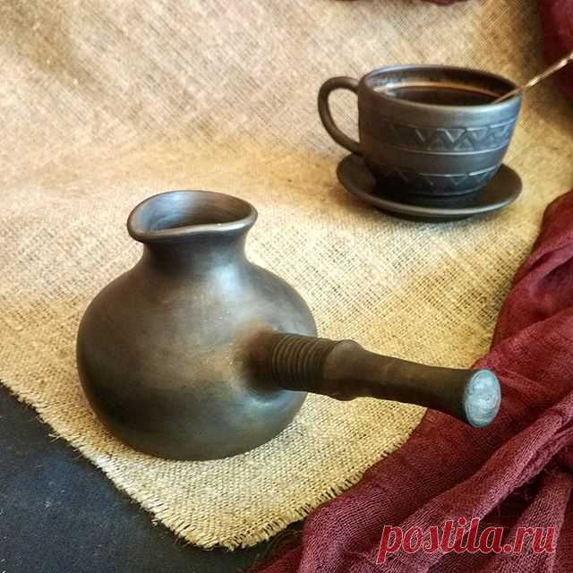 Привет, друзья) ♨Глиняная турка для настоящего кофе♨. Крупнячок для любителей много кофе или большой семьи👪. А еще кофейная пара☕. Турка продана! #gonchar_master_подзаказ . Чернолощеные красавицы💖.
⚡️Турку можно использовать на любой плите (кроме индукционной), а также на углях или, для любителей экзотики, в горячем песке!.
⚡️Чернолощение (чернодымление) улучшает термостойкость посуды, что снижает риск растрескивания посуды при нагревании практически до нуля.
⚡️Только в ...