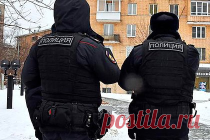 Раскрыта возможная причина убийства найденной на мусорной площадке россиянки. Раскрыта возможная причина убийства женщины, чье тело было найдено на мусорной площадке в Балашихе. С 39-летней погибшей расправилась 14-летняя дочь, а ее приятели вынесли тело из дома. Женщина работала риелтором и хранила дома 3,5 миллиона рублей. Из-за этих денег и могло произойти убийство.