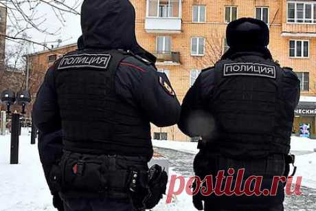 Раскрыта возможная причина убийства найденной на мусорной площадке россиянки. Раскрыта возможная причина убийства женщины, чье тело было найдено на мусорной площадке в Балашихе. С 39-летней погибшей расправилась 14-летняя дочь, а ее приятели вынесли тело из дома. Женщина работала риелтором и хранила дома 3,5 миллиона рублей. Из-за этих денег и могло произойти убийство.
