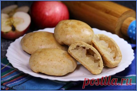 Рассыпчатые пирожки с яблоками - ХЛЕБОПЕЧКА.РУ - рецепты, отзывы, инструкции
Мука пшеничная 450 г 
Сахар 50 г 
Маргарин 200 г 
Сметана 20% 125 г 
Сода 1 ч.л. 
Для начинки:  
Яблоки 3 шт 
Сахар 1 ст.л. 
Кардамон 6 коробочек