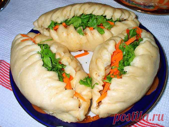 Как приготовить вкусные пирожки на пару Пигоди, или корейские манты на пару — невероятно сытное и вкусное блюдо. Очень жаль, что рецепт этих пирожков известен немногим, ведь они получаются чрезвычайно сочными и аппетитными.