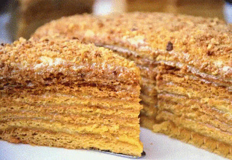 Торт "Медовый пух"
Ингредиенты для коржей
2 шт. – яйца
2 ст.л. – мед
200-250 гр. – сахар
500-550 гр. – мука
50 гр. – масло сливочное
1,5-2 ч.л. – сода
Для заварного крема
500 мл. – молоко
2 шт. – яйца
50 гр. – мука
150-200 гр. – сахар
100 гр. – масло сливочное
10 гр. – ванильный сахар
Процесс приготовления:
1.Готовим медовые коржи. В кастрюлю отправляем яйца, сахар, сливочное масло, жидкий мед и все перемешиваем.
2.Далее ставим кастрюлю на маленький огонь, помешиваем массу до полного растворения