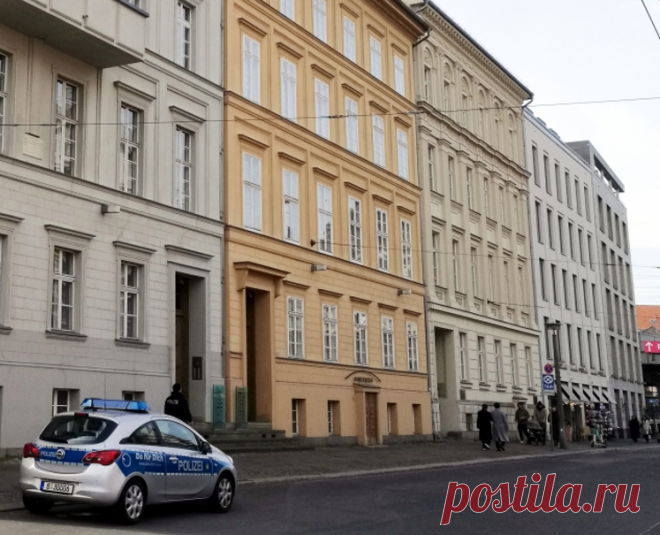 Home / Twitter  В доме песочного цвета живёт (и намерена продолжать жить после отставки) Меркель.
Нет, ей принадлежит не весь дом, а только одна квартира.
Там нет заборов, мимо дома можно свободно ходить, его можно фотографировать.
Это центр Берлина, адрес - Am Kupfergraben, 6.