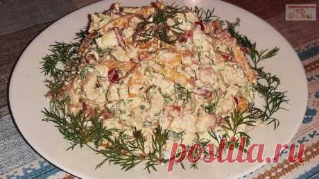 Салат с курицей, сыром «Фета» и овощами
