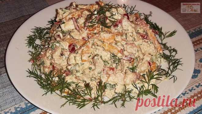 Салат с курицей, сыром «Фета» и овощами