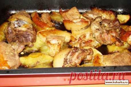 Рецепт: Свинина на яблоках, запеченая в духовке