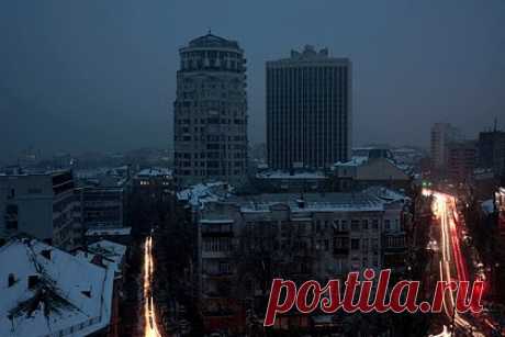 На Украине спрогнозировали общественные волнения из-за блэкаутов. В офисе президента Украины Владимира Зеленского ожидают общественных волнений из-за возможных блэкаутов грядущей зимой. По мнению властей, отключения электричества грядущей зимой, вероятно, будут более серьезными, чем прошлой, соответственно реакция украинцев не будет снисходительной.