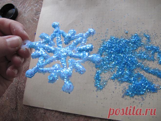 Снежинка из клея - просто, быстро и эффектно!