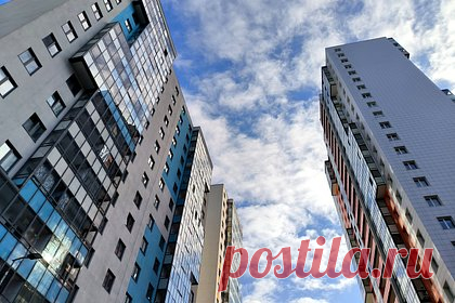 Откладывающим покупку квартиры из-за высоких ставок россиянам дали совет. Россиян, которые сейчас откладывают покупку недвижимости на вторичном рынке, можно понять, считает ипотечный брокер, руководитель агентства недвижимости IDEA Estate Максим Чурилов. В беседе с «Лентой.ру» он поделился советами с людьми, которые собираются покупать жилье, но не спешат кредитоваться.