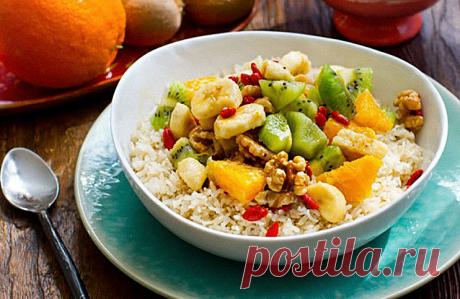 Самые полезные каши. Рисовая Рисовая каша спасает при заболеваниях пищеварения и диарее. В ней много углеводов и самого полезного вещества клетчатки. Питательные свойства риса несколько отличаются в зависимости от его вида: коричневый и пропаренный рис содержит больше микроэлементов, чем белый рис. Рисовая каша укрепляет нервную систему и превращает питательные вещества в энергию. А недавно японские ученые выяснили, что рис