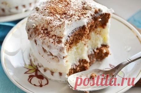 Пирожные &quot;Баунти&quot;

Ингредиенты:

бисквитное тесто (на 14 &quot;половинок&quot;):
4 яйца
80 г муки
20 г порошка какао
20 г картофельного крахмала
120 г сахара
1/2 ч. л. разрыхлителя

начинка:
6-7 cт. л. манки
500 мл молока
200 г сахара
200 г слив. масла
щепотка ванилина
250 кокосовой стружки

украшение для пирожных:
150 мл молока
пакетик &quot;взбитых сливок&quot; 
какао
сахарные бусинки

Способ приготовления:
1. Замесить тесто на бисквит:
на бисквит...