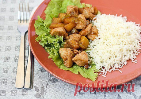 Курица в кисло-сладком соусе и рассыпчатый рис
Источник Great Food • Лучшие Рецепты

Ингредиенты:
- 1 большая куриная грудка, нарезанная кубиками
- 1 луковица зеленого лука

- 1 крупное яблоко
- 1 сладкий, зеленый перец
- соль, перец
- растительное масло для жарки

Соус:
- 2 ст.л. соевого соуса
- 4 ст.л. сахара
- 8 ст.л. белого сухого вина
- 6 ст.л. томатного кетчупа