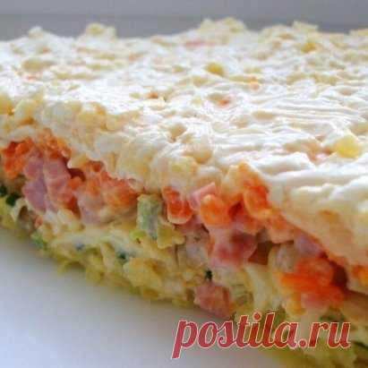 Очень вкусный слоеный салатик
Приготовление:
1-й слой: отварная картошка, натертая на крупной терке
2-й слой: зеленый лук
3-й слой отварные яйца, натертые на терке
4-й слой: маринованные шампиньоны
5-й слой: нарезанная кубиками ветчина
6-й слой: вареная морковь, натертая на терке
7-й слой: плавленный сыр и немного Голландского
Все слои немного смазывать майонезом. Овощи подсолить.
Приятного аппетита!