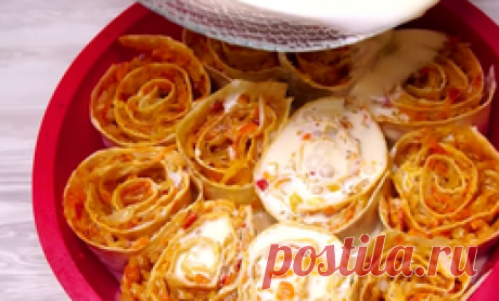 Заворачиваем капусту в лаваш, заливаем сметаной и пирог почти готов