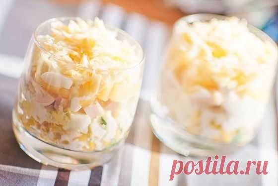 Слоеный салат с ветчиной, кукурузой, сыром и ананасами - Кулинарный рецепт - Повар в доме и еще много рецептов