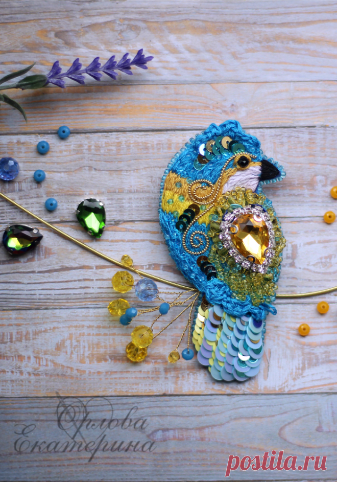 Брошь в виде дивной птички небесно-золотистого цвета придаст вашему образу изысканность и индивидуальность.

Птичка выполнена в технике вышивка гладью. Расшита чешским бисером и пайетками. Украшена золотистой канителью и стразами.  

Эффектная брошечка очень легкая, поэтому может украсить не только пиджаки, плащи или палантины, но и платья и блузки. Так же можно закрепить брошечку на прическу, бусы, повязку на голову или ободок.