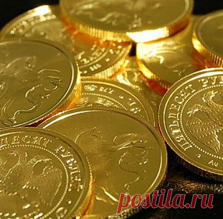 Прошлый год запомнится парадоксом. С одной стороны, монетные дворы по всему миру рапортуют о росте спроса на золотые монеты. Вдобавок к этому Поднебесная вышла на первое место по объемам закупок драгметалла. По данным компании GFMS, в 2013-м спрос со стороны китайцев вырос на 32 процента. С другой стороны, по итогам года золото подешевело почти на треть. Что это: закат «вечной ценности» или, наоборот, предвестник пришествия второго золотого стандарта? ..