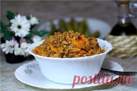 Очень сытное блюдо для всей семьи. Кушать вкусно каждый день!

ГРЕЧКА С ТОМАТАМИ

Белки*Жиры*Углеводы*Килокалории на 100гр ***

Ингредиенты:

- Гречневая крупа 100 г 
- Морковь 1шт. 
- Лук репчатый 1шт. 
- Помидоры в собственном соку (у меня желтые) 3-4шт. 
- Чеснок (по желанию) 1зуб. 
- Соль по вкусу 
- Кипяток 170 г 

Готовим легко:

Готовить гречку лучше всего в толстостенной посуде, например в казане. 
1. Лук и морковь очистить, натереть на крупной терке. Чеснок пропус...