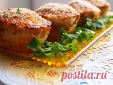 Мясные кексы с рисом Ингредиенты:Мясной фарш – 500 грРис – 1 стаканЯйца – 3 штТвердый сыр – 200 грОливки – 7 штБекон – 50 грСоль – по вкусуЧерный молотый перец – по вкусуРастительное масло Приготовление: Рис отварите в подсоленной воде до готовности. Остудите. Вбейте в него 1 яйцо, добаьте мелко нарезанный...