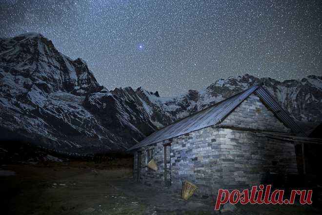Ночь. Звезды. Гималаи — National Geographic Россия Заброшенный дом в базовом лагере Аннапурны. Непал. 4130 м